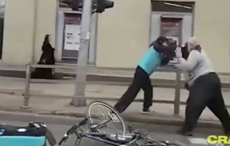 Netko je u Zagrebu snimio bizaran sukob dvojice tipova nakon sudara, snimka je obišla cijelu zemlju