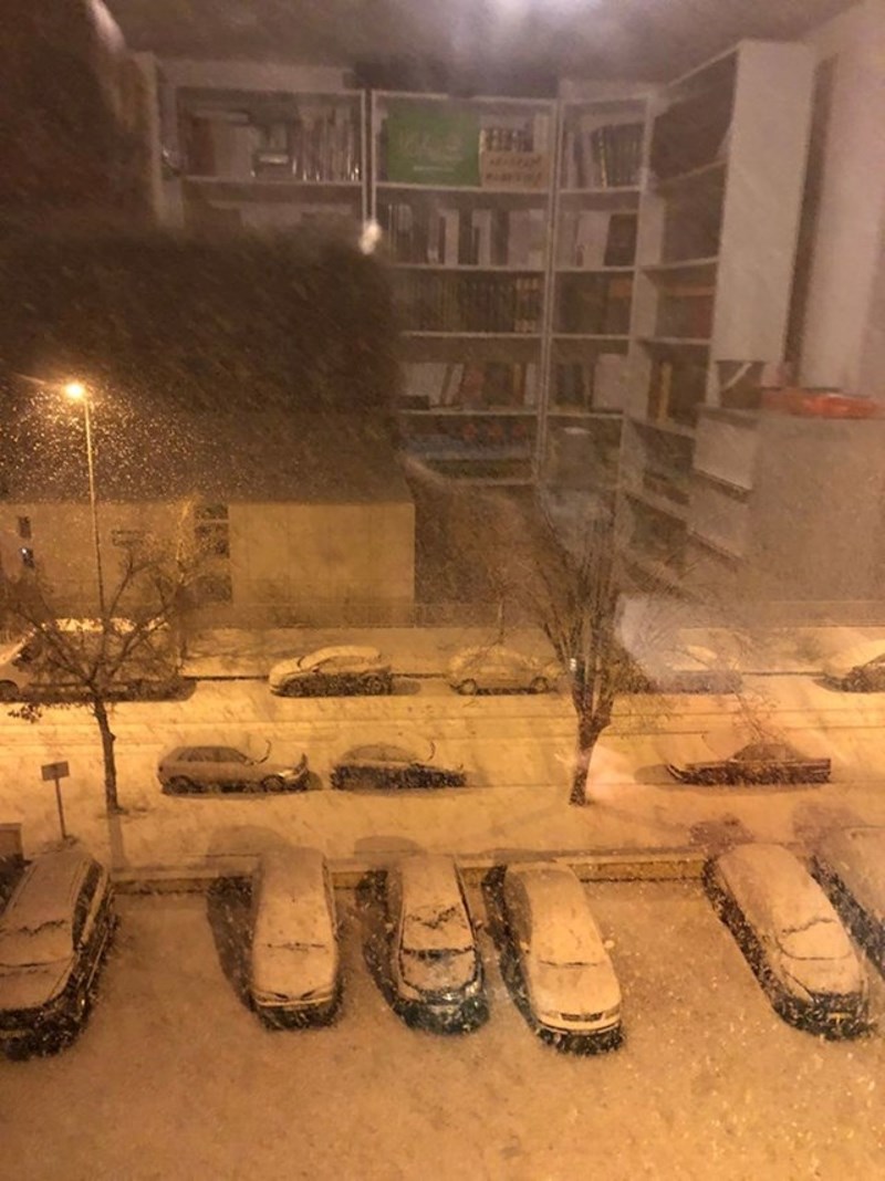 9. Goooleme police za knjige? Ma nee, samo refleksija.