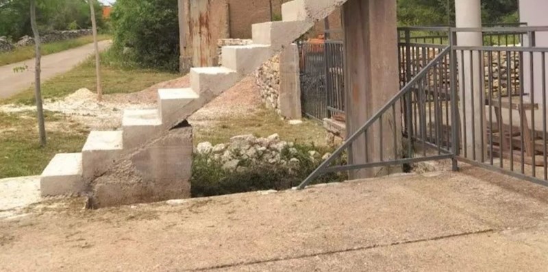 Ljude na Fejsu nasmijao je bizaran građevinski promašaj iz Dalmacije, morate vidjeti ovaj hit