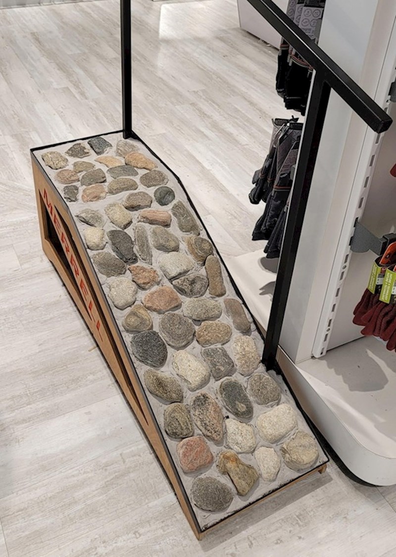 9. Trgovina koja ima kamenu rampu za isprobavanje čizama za penjanje