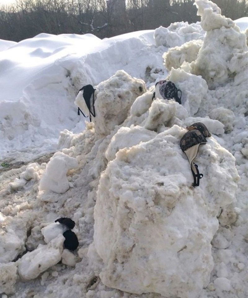 7. Ugledao sam grudnjake pobacane po hrpi snijega