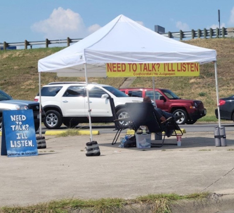 8. Ova apsolutna legenda od čovjeka nudi ljudima koje niti ne poznaje razgovor