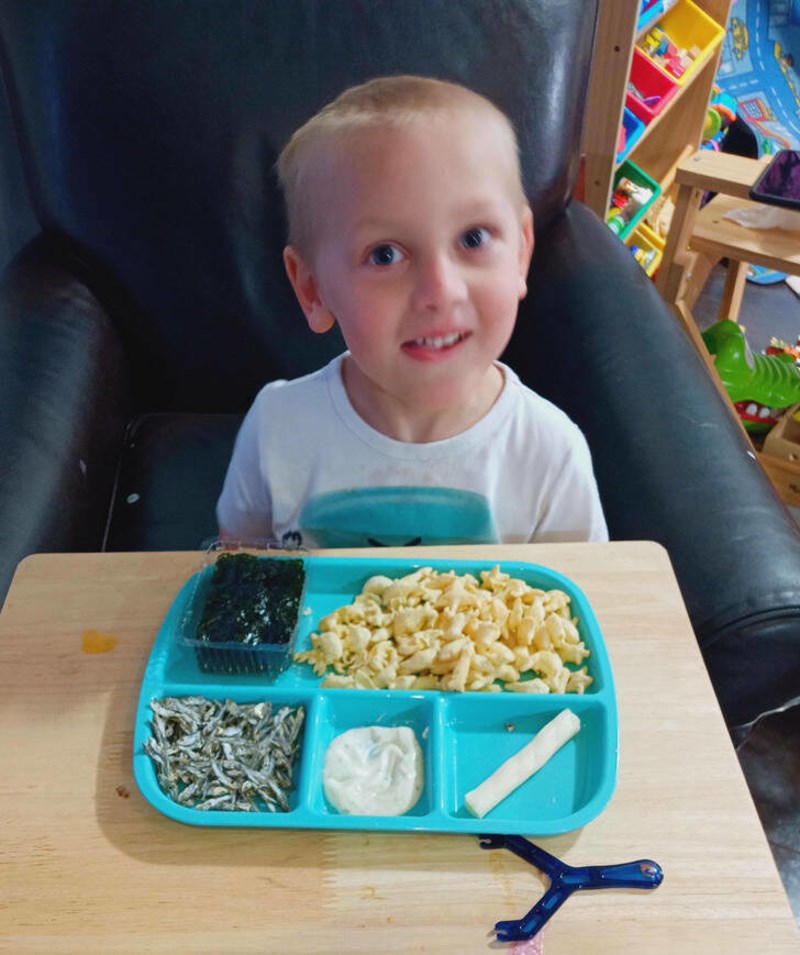 16. Sam si je izabrao što će jesti za večeru. Mirisalo je jednako onako kako izgleda, ali on je sve pojeo.