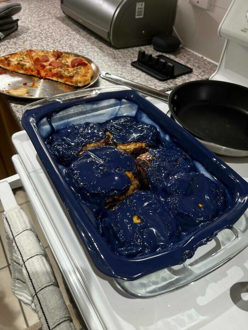 14. Žena je zaboravila skinuti plastični omot s kupovnih burgera