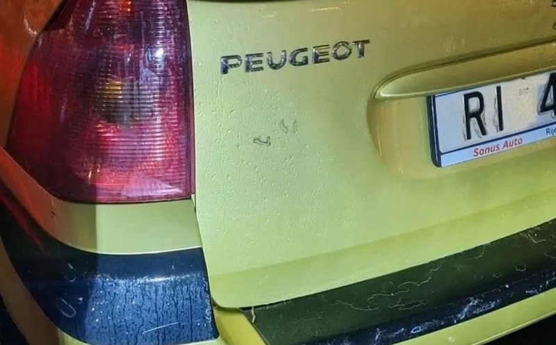 Vozač početnik na svoj je auto zalijepio upozorenje za druge vozače, sad mu se smije cijela zemlja