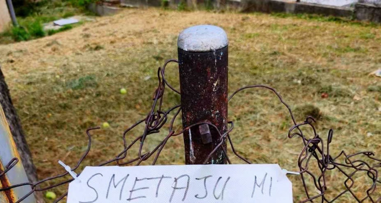 Na nečijoj ogradi osvanula je bizarna poruka za vozače koji ispred nje parkiraju, fotka je hit