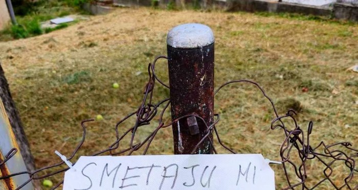 Na nečijoj ogradi osvanula je bizarna poruka za vozače koji ispred nje parkiraju, fotka je hit