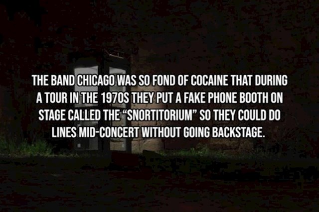 10. Ekipa u bendu Chicago toliko je voljela kokain da je na pozornicu donijela telefonsku govornicu. To im je olakšalo da ne moraju stalno ići u backstage za vrijeme nastupa.