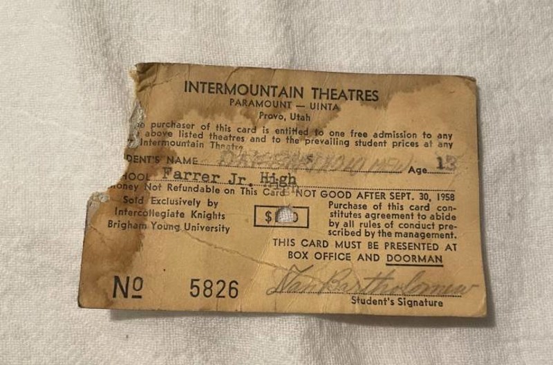 5. U zidu kuće koju sam kupio pronašao sam kartu za kino iz pedesetih