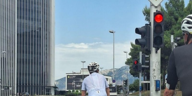 Tip iz Splita je nesvakidašnjim ukrasom na svojem biciklu nasmijao prolaznike i postao hit na Fejsu