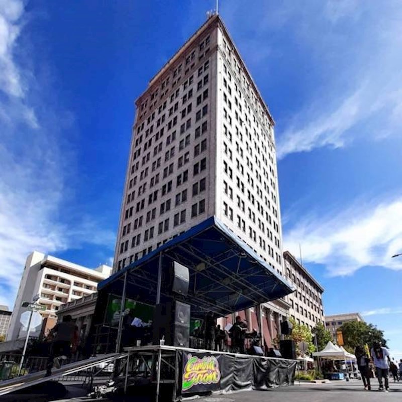 15. Zgrada koja stoji na tendi