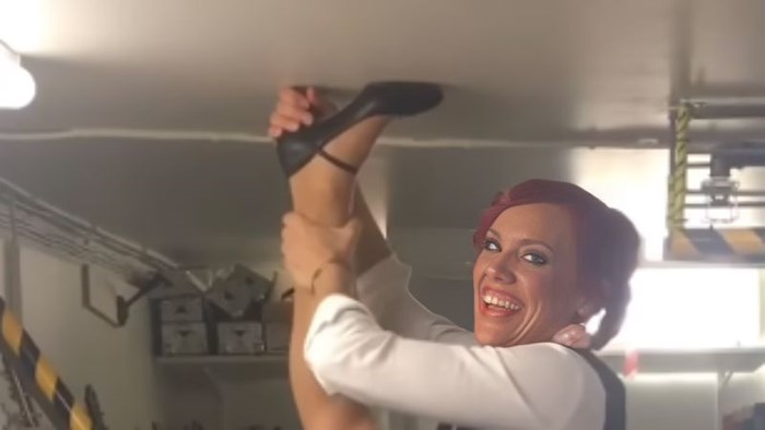 Ženi je zapela štikla u zidu skladišne sobe, urnebesna snimka odmah je postala viralni hit