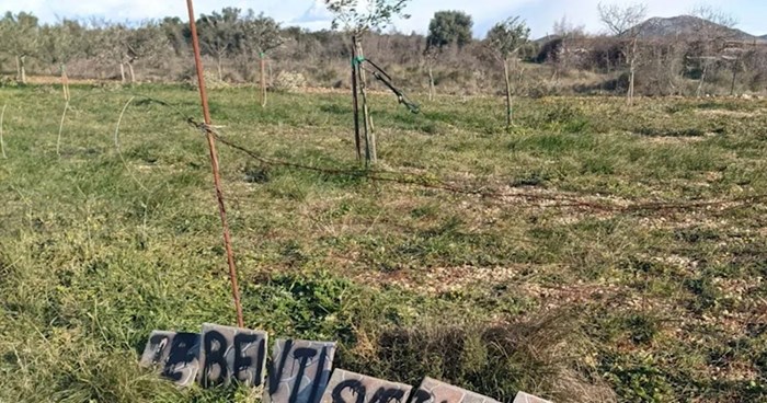 Dalmatinac je na nečijem zemljištu ostavio ljutitu poruku, ovo je istovremeno bizarno i urnebesno