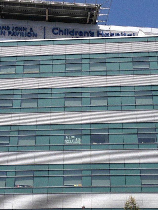 2. Na prozoru zgrade dječje bolnice osvanuo je natpis: "Pošaljite pizzu!"