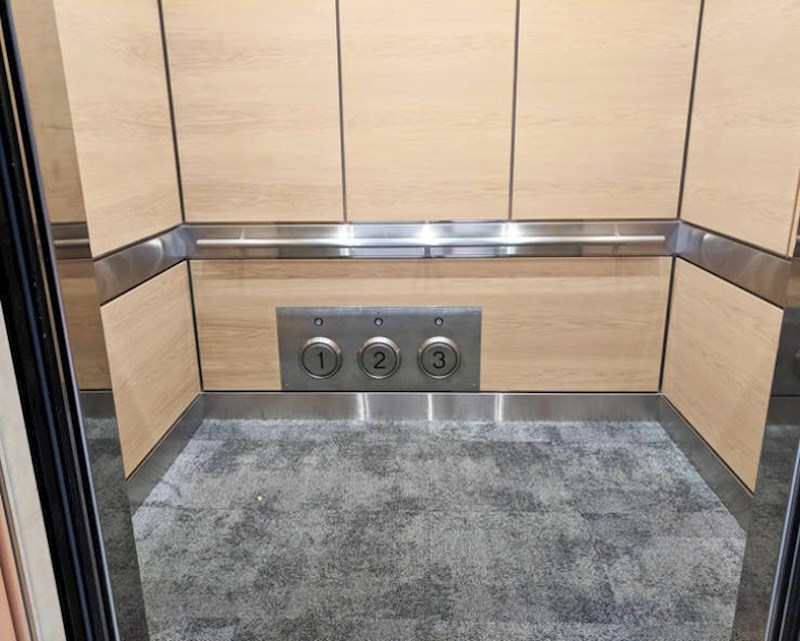 5. Dizalo s tipkama za noge