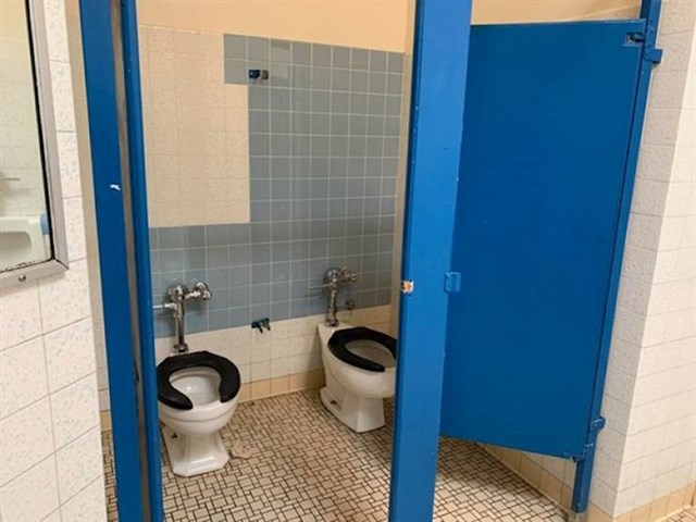 13. Wc bez pregrade u jednoj školi