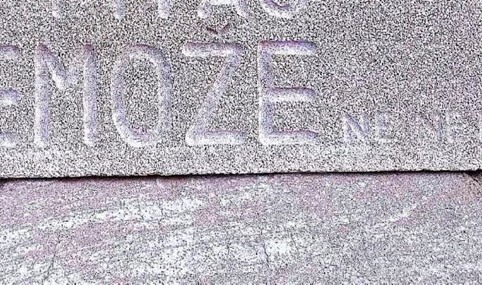 Netko s Korčule je u kamen uklesao urnebesan natpis, fotka je nasmijala cijelu Hrvatsku