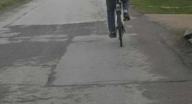 Netko je u jednom selu snimio urnebesan prizor, morate vidjeti što tip na biciklu nosi u ruksaku