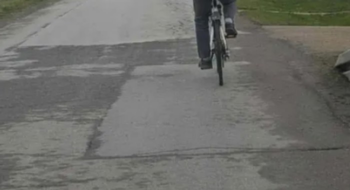 Netko je u jednom selu snimio urnebesan prizor, morate vidjeti što tip na biciklu nosi u ruksaku