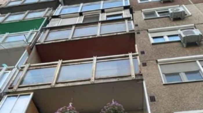 Netko je primijetio jako čudan ukras za jednom balkonu, fotka je obišla Balkan