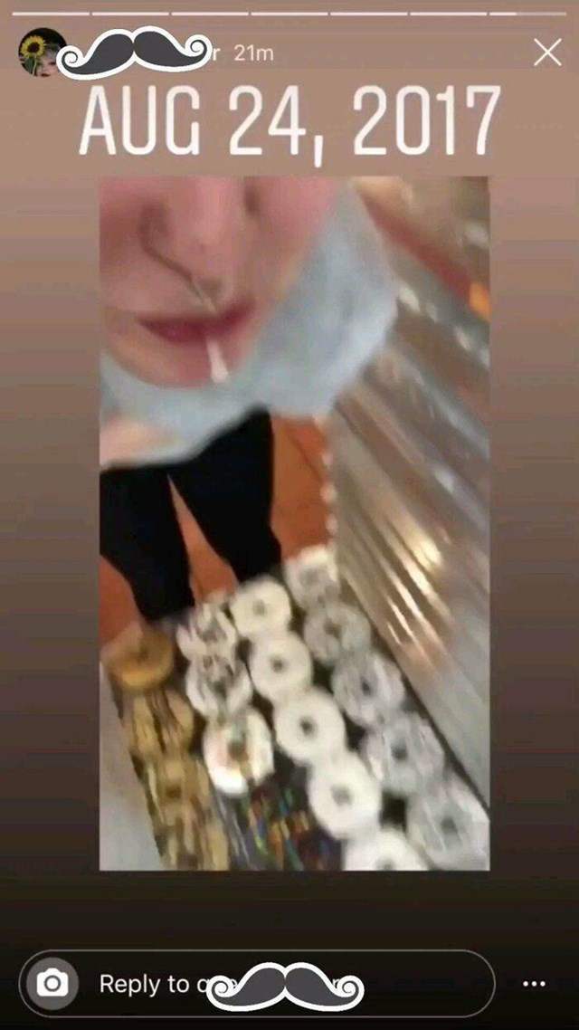 10. Zaposlenica pljuje ljudima u obroke zbog lajkova na Instagramu