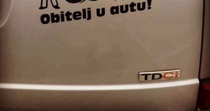 Netko je na jednom autu primijetio nesvakidašnju naljepnicu, morate vidjeti što predstavlja ženu