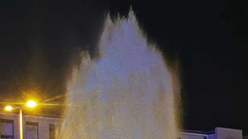 Bizarna nesreća rezultirala je otvaranjem "nove zagrebačke fontane", fotka je teški hit na Fejsu