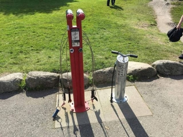 Park u Norveškoj ima mjesta na kojima možete popraviti bicikl ili napumpati gume.