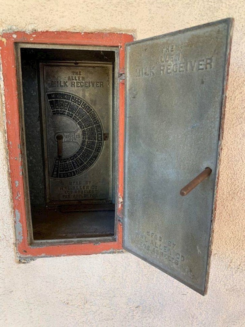 7. Naša kuća i dalje ima originalna vrata za mlijeko.