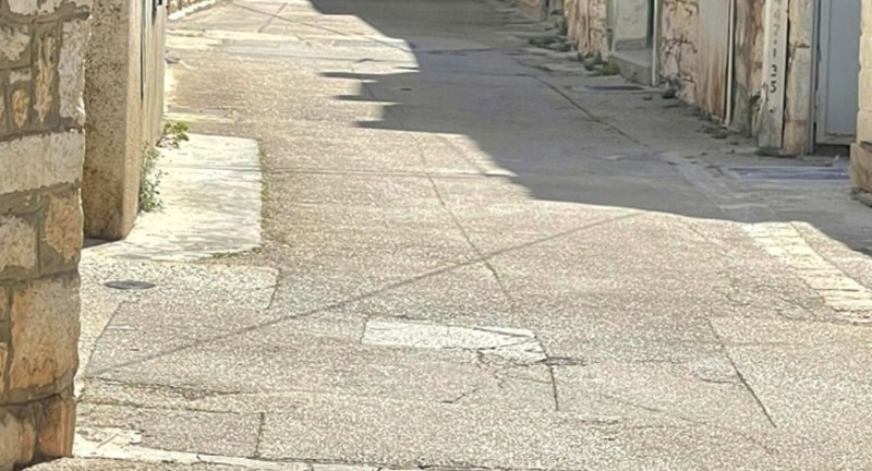 Fotka iz uske kamene ulice u Dalmaciji nasmijala je tisuće na Fejsu, odmah ćete vidjeti zašto