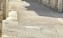 Fotka iz uske kamene ulice u Dalmaciji nasmijala je tisuće na Fejsu, odmah ćete vidjeti zašto