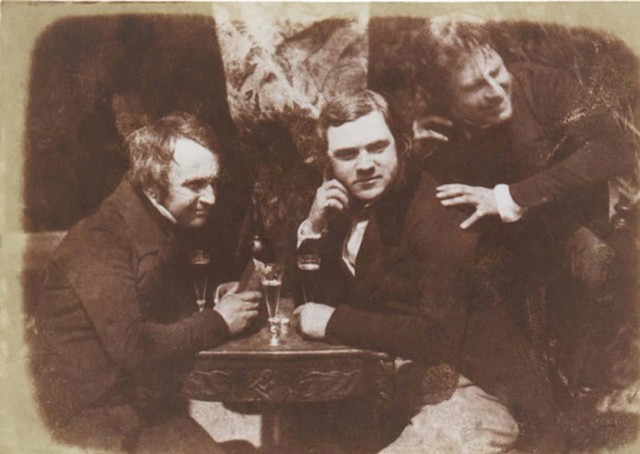 9. Prva fotografija muškaraca koji piju alkohol