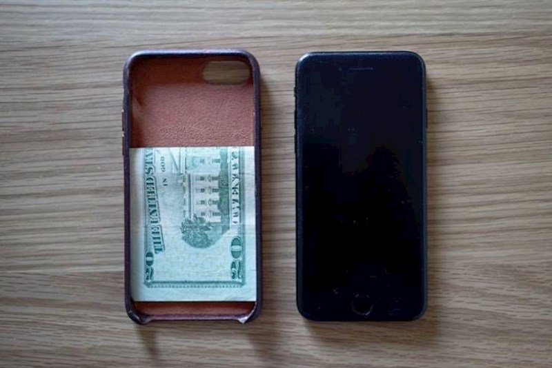 5. Ako često zaboravljate novčanik, možete staviti nešto novaca u maskicu za mobitel