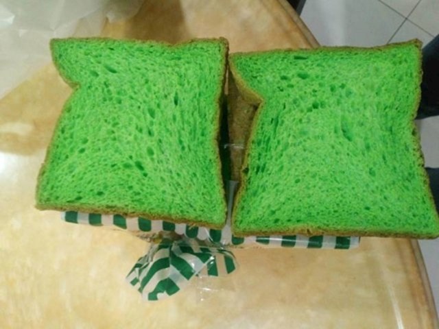5. U Maleziji imaju tost koji je zelen zbog pandana, biljke koju pomiješaju u smjesu tijekom proizvodnje.