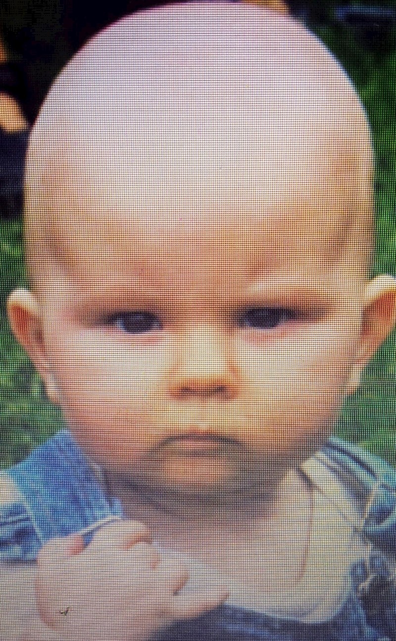 8. Kao mali sam znao satima napadno buljiti u strance. Nije pomagalo niti to što sam izgledao kao maleni izvanzemaljac.