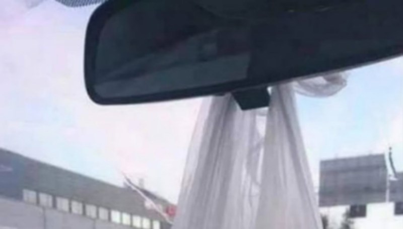 Prizor iz taksija nasmijao je Balkan, morate vidjeti što vozač koristi umjesto držača za mobitel