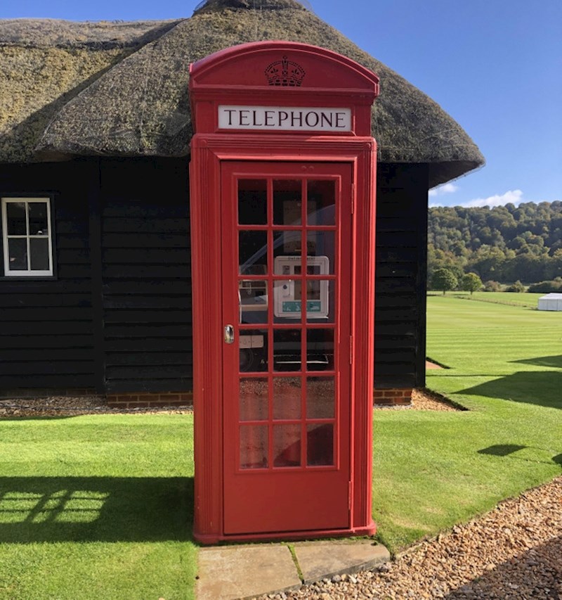 4. Telefonska govornica unutar koje je defibrilator