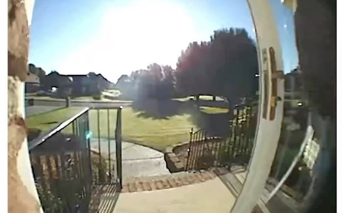 Nadzorna kamera snimila je urnebesnu scenu ispred nečijeg kućnog praga, snimka je odmah postala hit