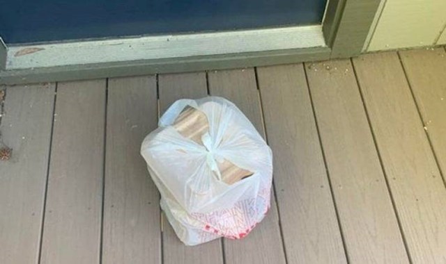 15. Hrana koju nisam naručila cijeli dan stoji pred mojim kućnim pragom. Netko od susjeda mora da je jako ljut i gladan.