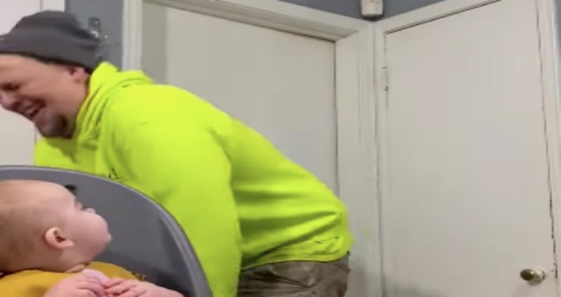 Mama je nacrtala bebi obrve i iznenadila tatu, njegova urnebesna reakcija nasmijala je tisuće na IG