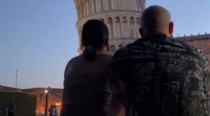 Htjeli su romantičnu snimku ispred kosog tornja, cijeli internet smije se onome što je uslijedilo