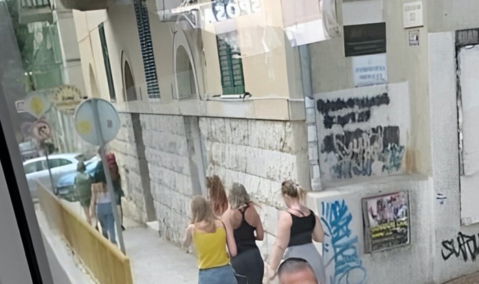 Fotka vozača autobusa iz Dalmacije nasmijala je pratitelje popularne FB stranice, morate vidjeti