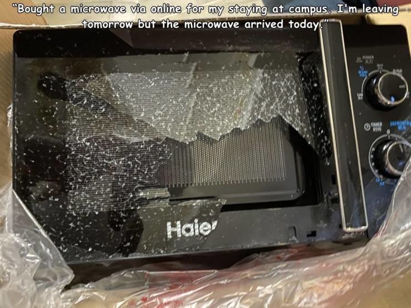 10. Naručila sam mikrovalnu za moj boravak na kampusu. Sutra odlazim, a mikrovalna je danas stigla. Ovako.