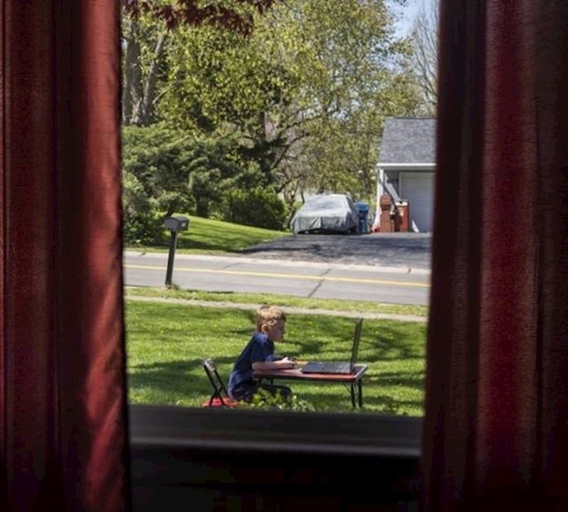 14. Rekla sam sinu da se ode igrati vani. Teoretski - poslušao me.