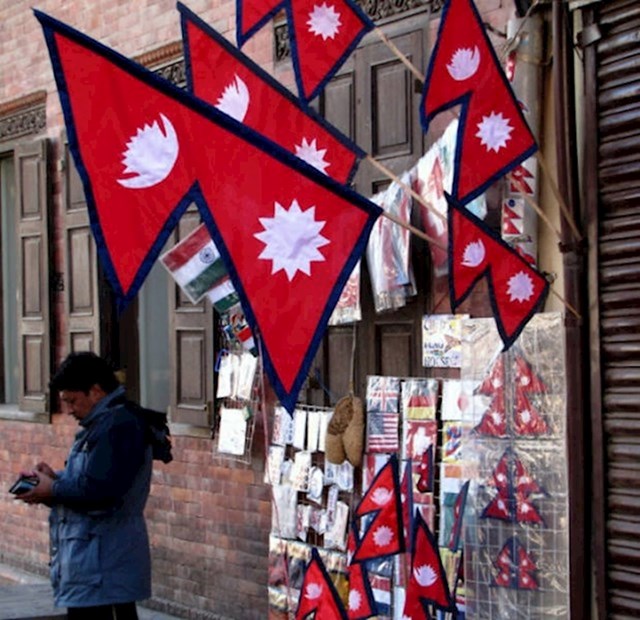 3. Nepal je jedina zemlja na svijetu koja ima zastavu nepravilnog oblika