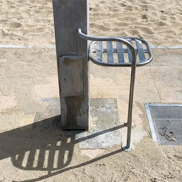 17. Klupica na plaži za djecu i starije