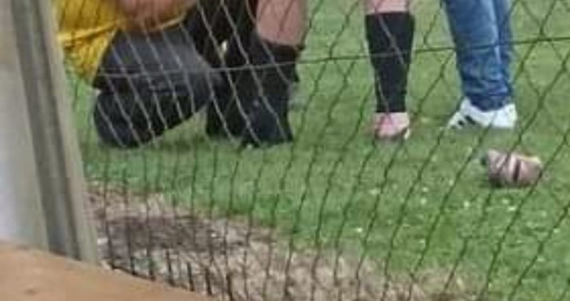 Nogometaš je na seoskoj tekmi ozlijedio nogu, morate vidjeti kakva prva pomoć mu je pružena