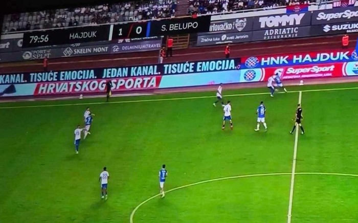 Netko je u pozadini tekme Hajduka i Slaven Belupa primijetio urnebesnu reklamu, fotka je teški hit