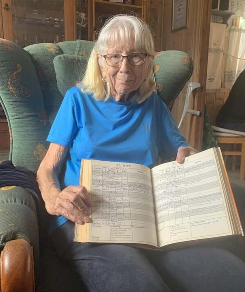 7. Moja baka već 30 godina upisuje podatke o vremenu o mjestu u kojem živi. Ovo joj je već treća ovakva knjiga.