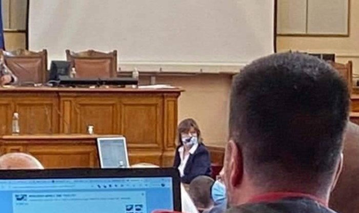 Tisuće ljudi lajkaju fotku snimljenu u bugarskom parlamentu, odmah će vam biti jasno zašto
